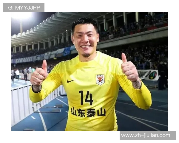 足球明星独特羽毛纹身背后的故事与意义探秘